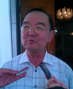 砂拉越人民联合党主席丹斯里陈华贵强调,退党者应该辞去官职及州议员身份。