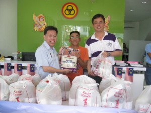 支部主席沈桂贤医生及青年团团长陈开共同主持移交仪式。