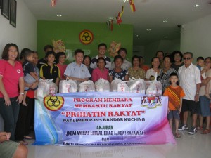 全体受惠的贫困家庭代表与嘉宾们合影。