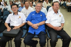 署理主席里察烈强调无意加入新党，右为党主席陈华贵，左为巴都林当支部主席薛华东。