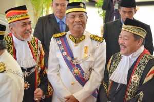 首长阿德南沙登看起来神采飞扬，左为议长阿斯菲亚，右为副议长罗伦沙加。