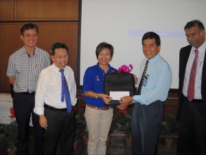  砂人联党中央妇女组主席郑丽萍移交（左三）仪器给砂拉越中央医院院长钱仁兴，左起为陈开、沈桂贤。