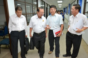 党主席陈华贵与众领袖交流。