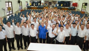 党主席陈华贵率领众领袖与党员高喊“砂哈地”口号。