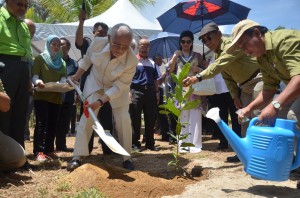 州元首泰益玛目主持动土仪式。