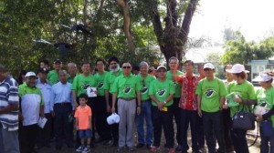 卑尔骚营列为自然公园的背后功臣一起合影。