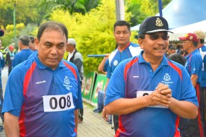 砂州警察总监莫哈末沙都摄于活动上，左为古晋警区主任罗斯兰。