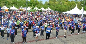 约2千人参与马拉松竞走活动。