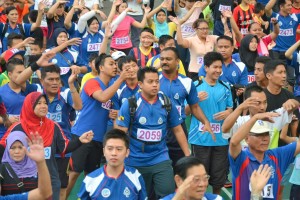 民众与警员一起参与活动，促进彼此交流。