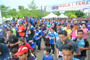 开跑咯！参与者奋力起跑，追求胜利。