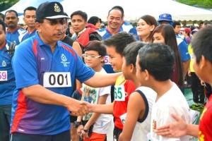 Sarawak CP , Mohd Sabtu meeting the young runners