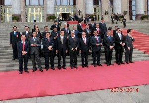 马来西亚访华代表在天安门广场合影。