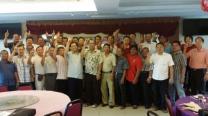 砂人联党成邦江及林芽支部党员与干部誓言做拿督法兰西斯哈丁的后盾，支持他归队。