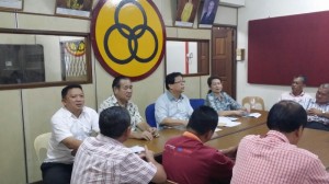 拿督法兰西斯哈丁与干部进行会议。 