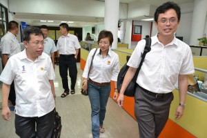 秘书长沈桂贤(左)与妇女组主席郑丽萍以及青年团总团长陈开一起出席会议。