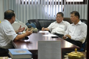 党主席陈华贵与财政邓伦奇及宣教秘书陈超耀交流。