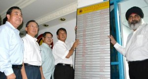 Ting 2nd from right showing a banner of his office bearer members