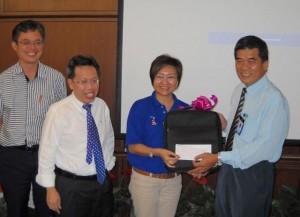 SUPP Women Central Chief, Amy Tnay (centre) presenting the cheque and hearing screening machine to Dr. Chin Zin Hing. Looking on are Tan Kai and Dr. Sim Kui Hian