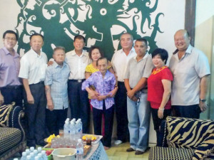 陈超耀与谢超发拜访达雅族同胞。