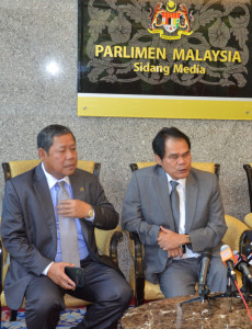 巴南区国会议员安宜饶（右）否认加入人民力量党，左为玛斯加丁国会议员安东尼诺耶。 