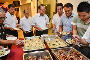 Central commitee members mingle with the bengoh branch