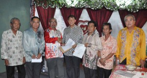 蒙奇（左三）代表居民移交感激信件予陈超耀律师，右一是人联党埔奕支部署理主席俞小珊。