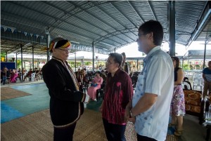 Riot chatting with Senator Sim Kui Hian and Tan Kai