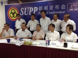 砂人联党主席陈华贵在主持常务会议后与众领袖合影，前排左起为署理秘书长曾镇江、党主席陈华贵、财政邓伦奇、宣教秘书陈超耀及妇女组主席郑丽萍。