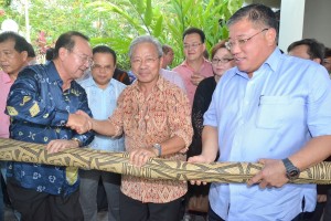 三个成员党领袖同心协力，左起为人联党主席陈华贵、人民党主席詹玛欣及民进党代主席张庆信。 