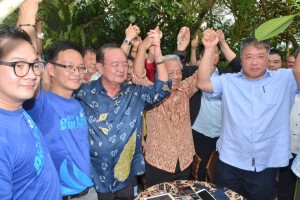 众人展现团结精神。