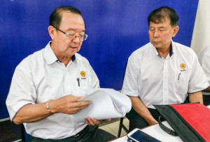 党主席陈华贵与宣教秘书陈超耀摄于常务会议上。