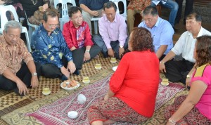 国阵成员党领袖在达雅丰收节开放门户上同欢庆。