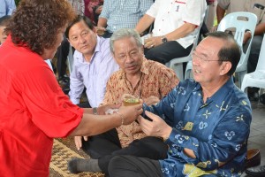 党主席陈华贵笑纳达雅族同胞献上一杯米酒。