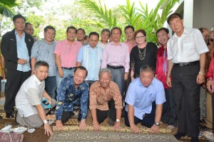 众领袖进行传统的卷草蓆仪式。