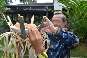 党主席陈华贵进行传统仪式。