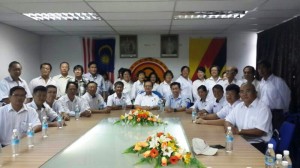 党主席和其他领袖与马鲁帝党员合影。