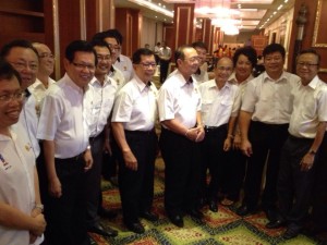 全体党领袖高兴合影。