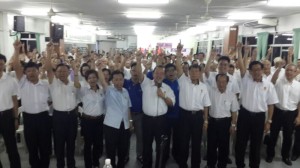 党主席陈华贵率领党员们高喊砂哈迪。