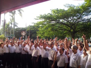 众人高喊砂哈迪口号。