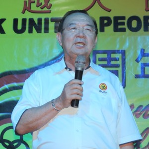 党主席陈华贵勉励党员向前。