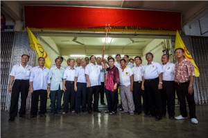 Senator Sim Kui Hian putting up new supp signboard.