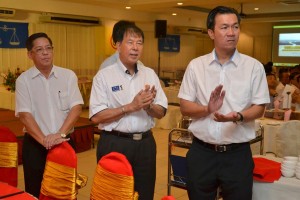 党中央领袖，左起为石角支部主席陈如飞、宣教秘书陈超耀及青年团秘书长叶耀星。