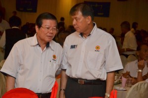 哥打圣淘沙支部主席叶金来（左）与宣教秘书陈超耀交流。