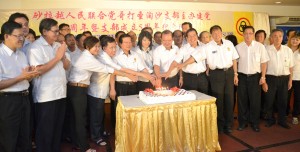 党领袖们共切党庆纪念蛋糕。