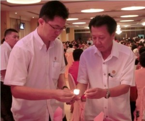 诗巫支部代主席钱本统(右)与刘会耀一起点燃党庆蛋糕蜡烛。