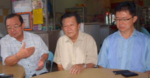 党主席陈华贵希望诗巫支部尽快重上轨道，右起为诗巫支部财政刘会耀及代主席钱本统。