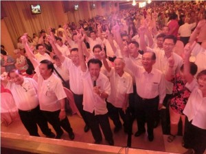 钱本统率领党同志高喊“砂哈迪”口号。