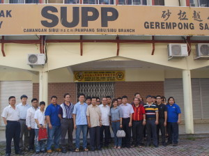 党中央领袖及诗巫支部执委在党所外合影。