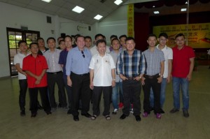 沈桂贤与党同志合影。