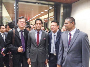 陈开与凯里合影。